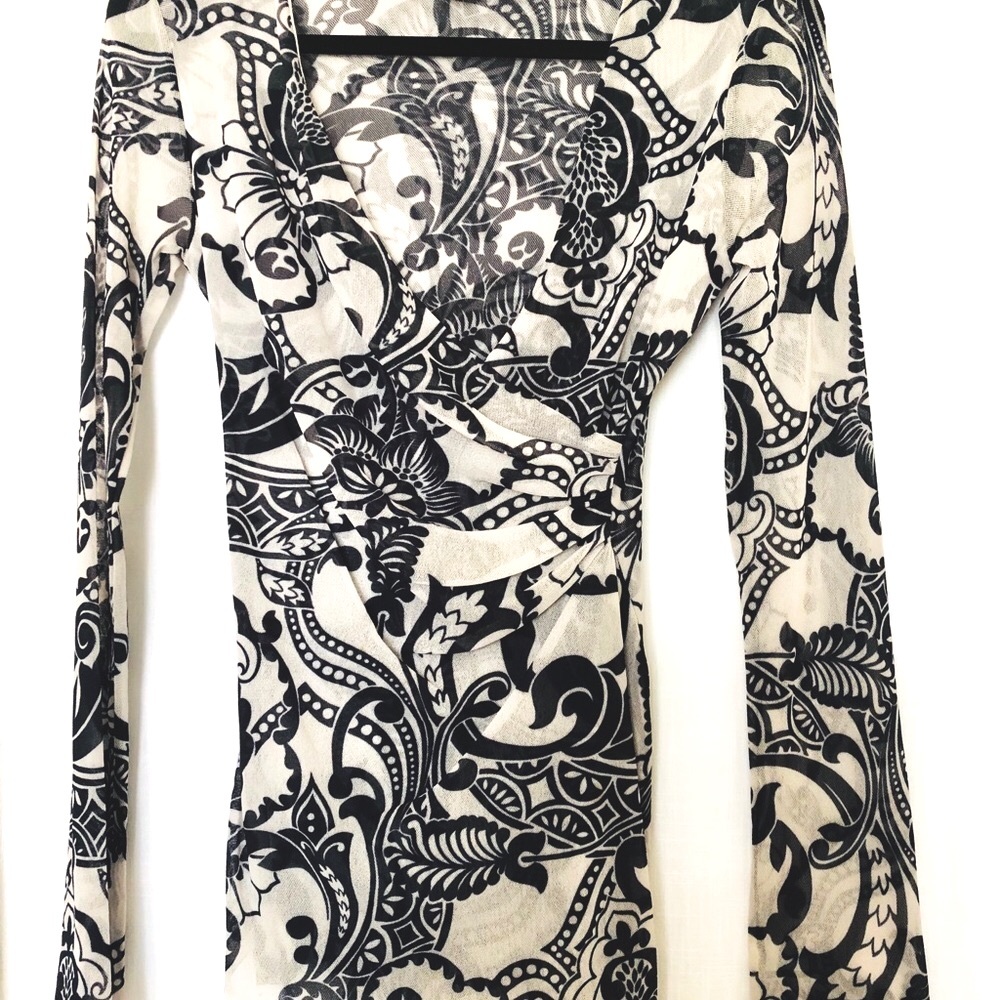 Sweet pea double layered mesh woven top. Great print. Funky cool, bell sleeves - Picture 4 of 10